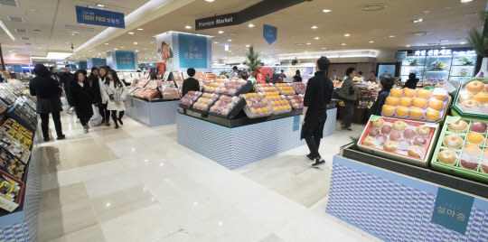 설 연휴를 3주 가량 앞둔 6일 오후 서울 중구 롯데백화점 본점 매장에 마련된 설 선물세트 코너가 비교적 한산하다.      롯데백화점은 이달 27일까지 모든 점포에서 설 선물세트 본 판매를 진행하며 청탁금지법에 대배히 5만원 이하 가격대의 선물세트 품목을 지난해보다 60% 가량 늘렸다.